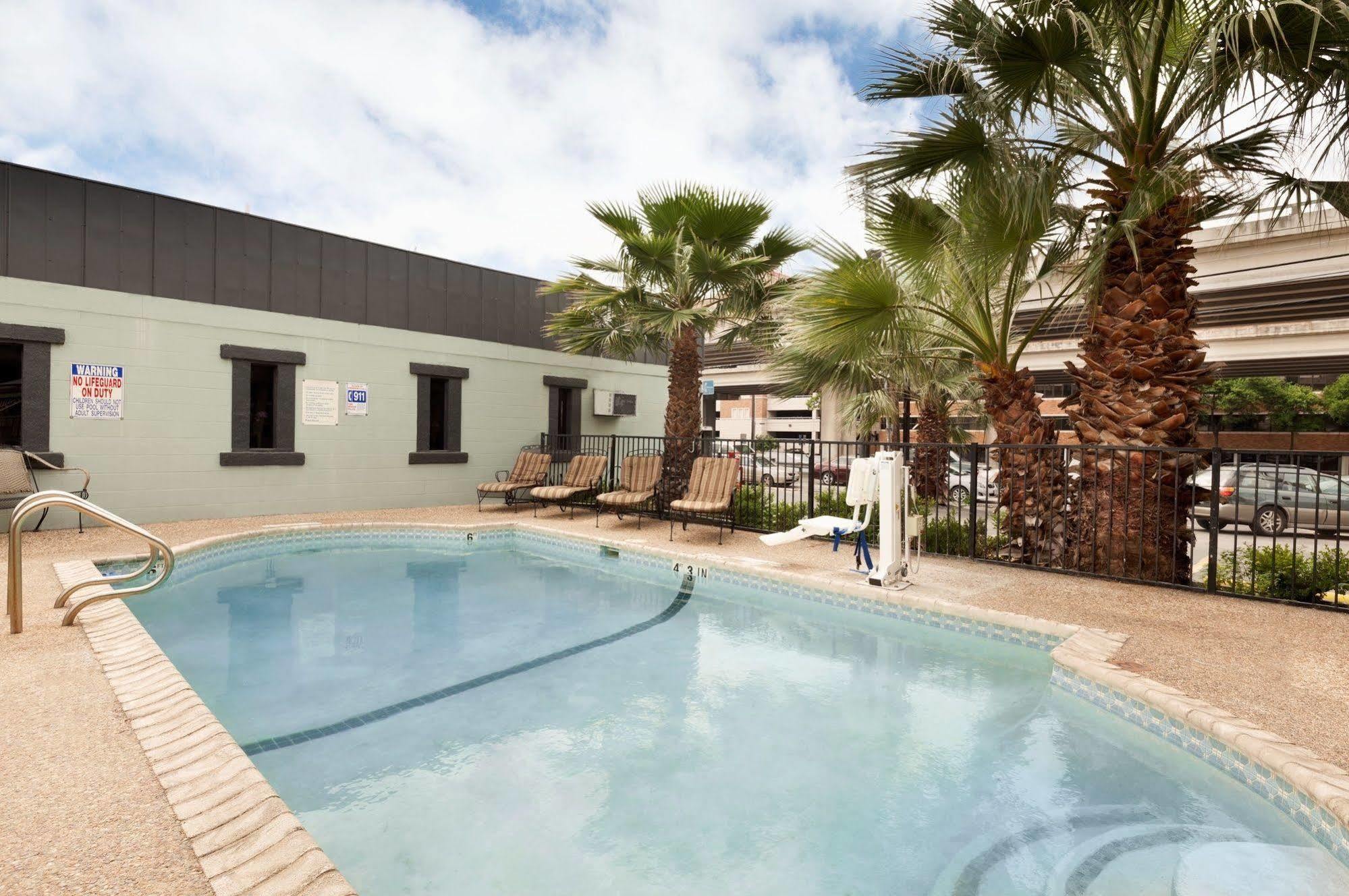 Days Inn By Wyndham Austin/University/Downtown Exterior photo